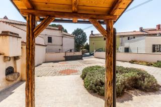 House Krizanic in Marčana, Istria, with 2 apartments, total 9 guests - Marčana - 5