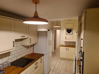 L & J ESCAPES- 4 BEDROOMs SUITABLE FOR CONTRACTORS AND FAMILIES- LARGE PRIVATE PARKING-10 MINUTES TO M6 JUNCTION 9 - Coseley - 7