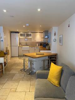 Reduced rates for this month! Beautiful cottage, 3 stories high with upstairs courtyard and set in an amazing location! The fantastic newly developed Town Mill with restaurants and craft shops on your doorstep Also only 2 minutes to the sea! , Sleeps 4 - 0