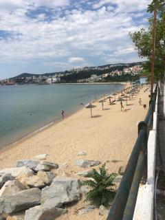 Lucy's Adorable First Line Beachfront Holiday Home - Kavala - 8