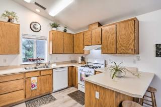 Mount Shasta Escape with Balcony about Walk to Dtwn - 2