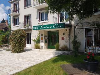 Logis Hôtel Saint Cyr - La Ferté-Saint-Cyr - 0
