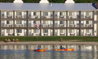 Bavarian Haus Lakefront Inn - Saint Ignace - 0