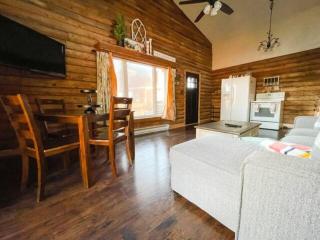 Private Mountain Cottage! King Bed * 8 Acres - 5