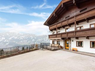 Farmhouse with views over the Zillertal - Großhartberg - 3