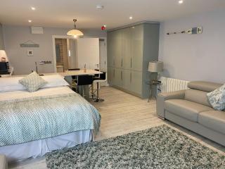 The North Cove, 20m to the Sea, Modern Studio Apartment - Portrush - 2