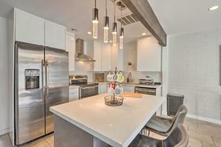 Chic Scottsdale Home with Balcony, Walk to Old Town! - Scottsdale - 1