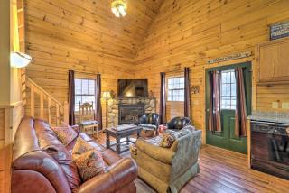 Warm and Woodsy Rothbury Escape with Loft and Porch - Rothbury - 0