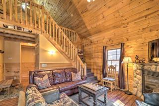 Warm and Woodsy Rothbury Escape with Loft and Porch - Rothbury - 5
