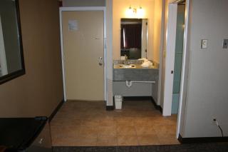 Bangor Inn & Suites - 8