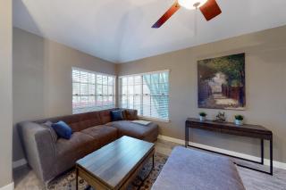 Luxe Lakewood Villa - 7