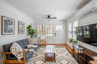 Historic Heights Artist Boho Bungalow - Houston - 2