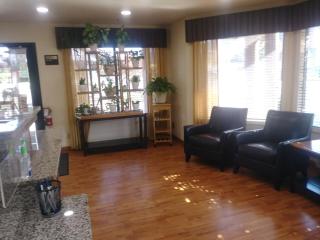 Oakridge Inn & Suites - 4