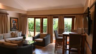 LUXURY EN-SUITE ROOM WITH LOUNGE @ 4 STAR GUEST HOUSE - Middelburg - 4