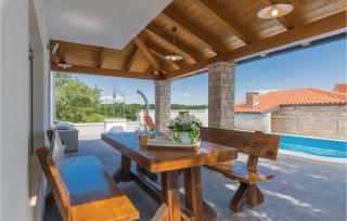 Four-Bedroom Holiday Home In Manjadvorci - 4