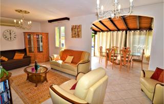 Stunning Home In Orange - Orange - 6