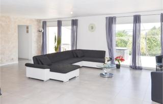 Amazing Home In Sernhac - 1