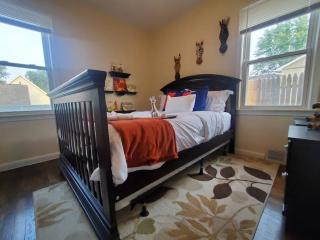 The Joslyn Chateau, a tri-level home that sleeps 8 with a king master - Pontiac - 5