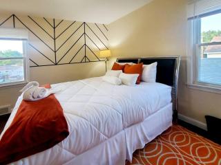 The Joslyn Chateau, a tri-level home that sleeps 8 with a king master - Pontiac - 7