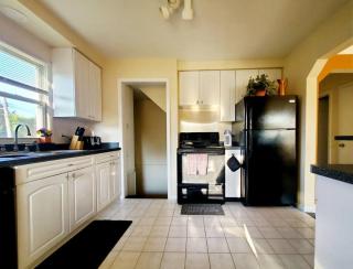 The Joslyn Chateau, a tri-level home that sleeps 8 with a king master - Pontiac - 2