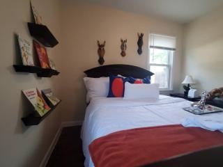 The Joslyn Chateau, a tri-level home that sleeps 8 with a king master - Pontiac - 4