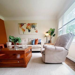 The Joslyn Chateau, a tri-level home that sleeps 8 with a king master - Pontiac - 8