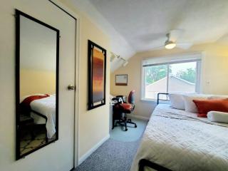 The Joslyn Chateau, a tri-level home that sleeps 8 with a king master - Pontiac - 6