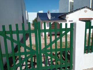 Amplia casa con fondo y estacionamiento a metros del mar - 3