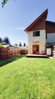 Casa con jardín y cochera ¡A 5 minutos del lago! - Bariloche - 0
