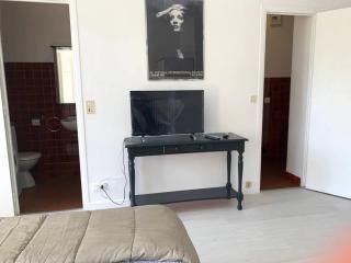 Cannes center parking very calm California neighborhood - 2