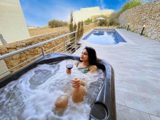 Si-Ku Holiday Home with Private Pool and Hot Tub - 2