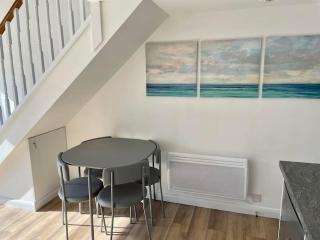 Whispering Waves in Porthtowan, Beachfront Apartment - 5