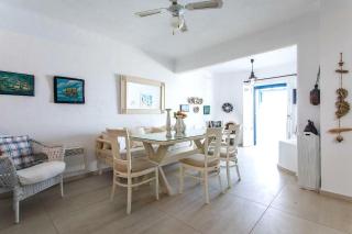 Mykonos Coastal Retreat - Giovanna's Beachfront Escape with Jacuzzi - Míconos - 2