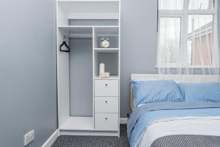 Shirley house 2, Self Catering Guest House, Self Check in, Smart locks, 10 min Walk to Southampton General, Aspire and Princess Anne Hospitals, Access to Fully Equipped Kitchen, Excellent Transport Links, Ideal for Longer Stays and Hospital Shifts - 0