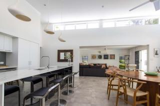 Tenterfield Beachfront Luxury 4 Bedroom Holiday Home - Oak Beach - 2