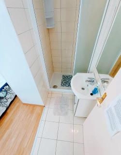 Sea-View Apartment - Sleeps 4 Parking & Balcony - Marina - 5