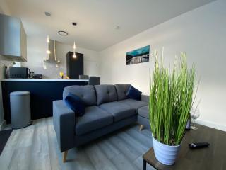 HU-Thirteen Apt One - Sleeps 4 - 7