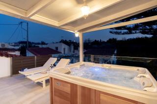 Cozy Secret Home with Jetted Tub - 0