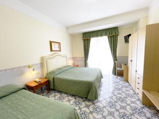 Hotel Reginella - SantʼAgata sui Due Golfi - 0