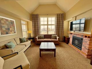 Spacious Blue Mountain 2 Storey - Wifi, Pool, Close to the Village & Golf - 5