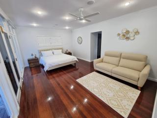 Willow Garden Stays - Beachfront 4 Bedroom Luxury Holiday Home - Kewarra Beach - 1