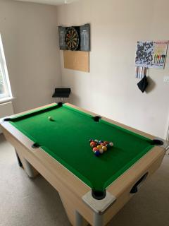 Entire Family Entertainment Holiday Home - 3 x Floors - Free Parking - Games Room - Private Garden - Workspace and Wifi 112mb - Self Check-in - 8