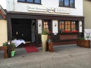 Hotel und Restaurant -Gasthaus Zur Pfalz - Hockenheim - 0