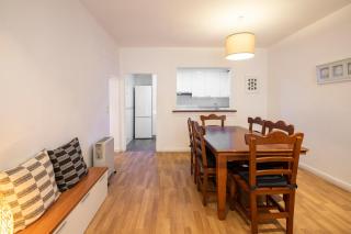 Spacious Central Old Town Apartment - 7