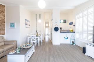Coastal Paradise at Fore Dek 3, 17 Soldiers Point Road - water views, linen, Wi-Fi, Air Con - Soldiers Point - 4