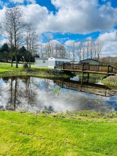 Beryl Lodge with Hot Tub - York - 8