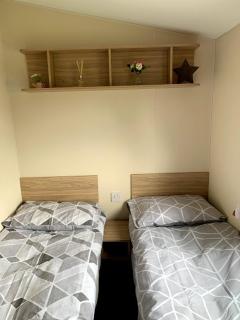 Lovely 4 berth caravan on 7 Lakes Country Park at Crowle North Lincolshire - Crowle - 2