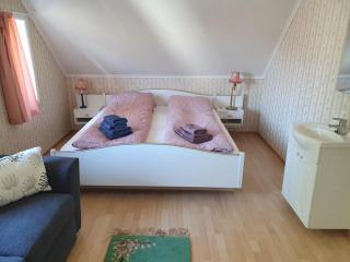 Sjarmerende feriehus i Olden rett ved fjorden - 3