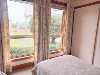 Central to CBD CoSheirm Apartments On Merri - Warrnambool - 4