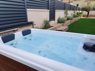 Escape to a Spacious Retreat with Jacuzzi & BBQ - 1